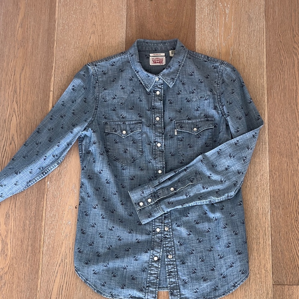 Levi's Blue denim swallow Patterned Women's pearl snap front Shirt M but fits S